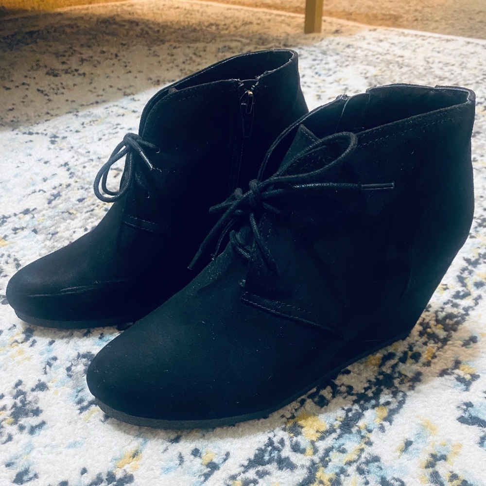 EUC Black Suede, Wedge tie boots!! 🖤